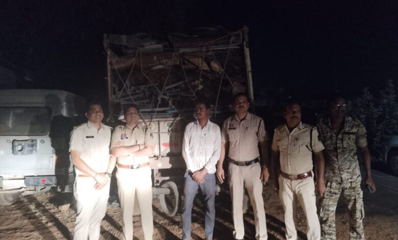 चोरी के सामान से भरी कबाड़ी वाहन के साथ आरोपी गिरफ्तार