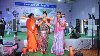 रैम्पवॉक में महिलाओं ने दिखाई आत्मविश्वास की झलक