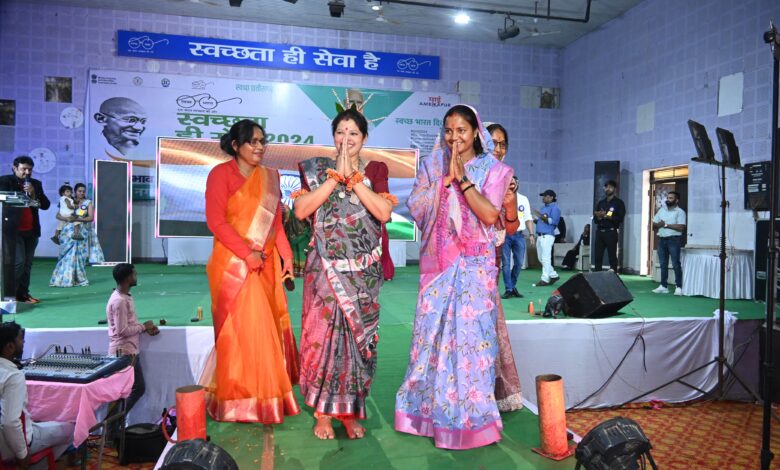 रैम्पवॉक में महिलाओं ने दिखाई आत्मविश्वास की झलक