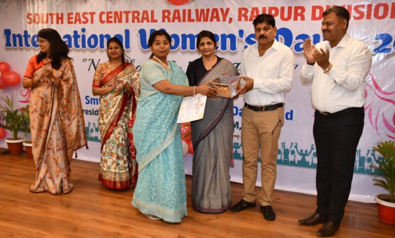 रेलवे में महिला कर्मचारियों की संख्या 8.2% से अधिक रेलवे में महिला कर्मचारियों की संख्या 8.2% से अधिक