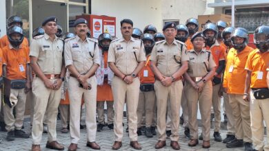एसपी ने पुलिस पेट्रोल पंप कर्मचारियों को किया हेलमेट वितरण, सीट बेल्ट नहीं लगाने पर कार्यवाही