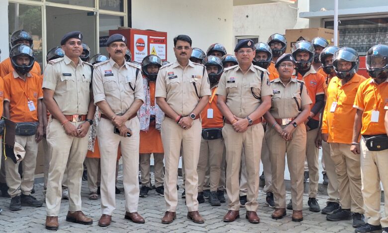 एसपी ने पुलिस पेट्रोल पंप कर्मचारियों को किया हेलमेट वितरण, सीट बेल्ट नहीं लगाने पर कार्यवाही एसपी ने पुलिस पेट्रोल पंप कर्मचारियों को किया हेलमेट वितरण, सीट बेल्ट नहीं लगाने पर कार्यवाही