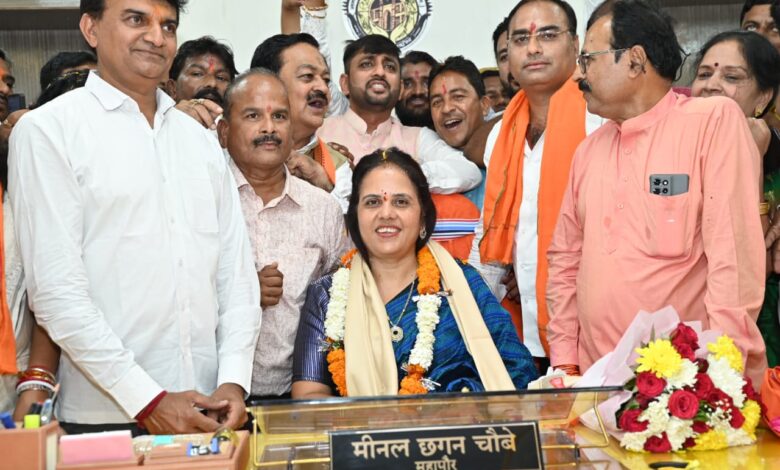 महापौर मीनल चौबे ने निगम मुख्यालय पहुंचकर शंख ध्वनि के मध्य पदभार सम्हाला