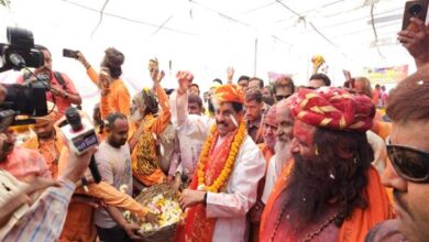 मुख्यमंत्री डॉ. यादव ने महाराज और साधु संतो पर पुष्प-वर्षा कर खेली होली मुख्यमंत्री डॉ. यादव ने महाराज और साधु संतो पर पुष्प-वर्षा कर खेली होली