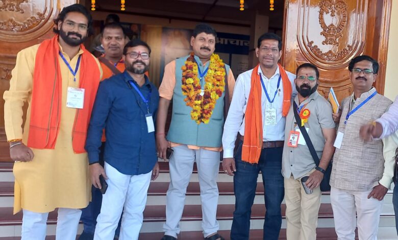 दक्षिण पूर्व मध्य रेलवे मजदूर संघ के मंडल सचिव श्री टाटा बाबु राव द्वारा रायपुर स्टेशन पर  भारतीय रेलवे मजदूर संघ के नवनिर्वाचित राष्ट्रीय महामंत्री श्री संतोष कुमार पटेल जी एवं नवनिर्वाचित राष्ट्रीय कार्यकारिणी सदस्य श्री तिरुमलेश जी का स्वागत