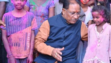 बगिया में बच्चों संग मुख्यमंत्री विष्णुदेव साय ने मनाई रंगों की होली
