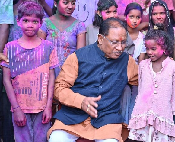 बगिया में बच्चों संग मुख्यमंत्री विष्णुदेव साय ने मनाई रंगों की होली
