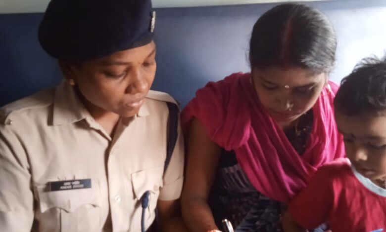 महिला यात्रियों की सुरक्षा के लिए प्रतिबद्ध रायपुर मंडल की मेरी सहेली टीम महिला यात्रियों की सुरक्षा के लिए प्रतिबद्ध रायपुर मंडल की मेरी सहेली टीम