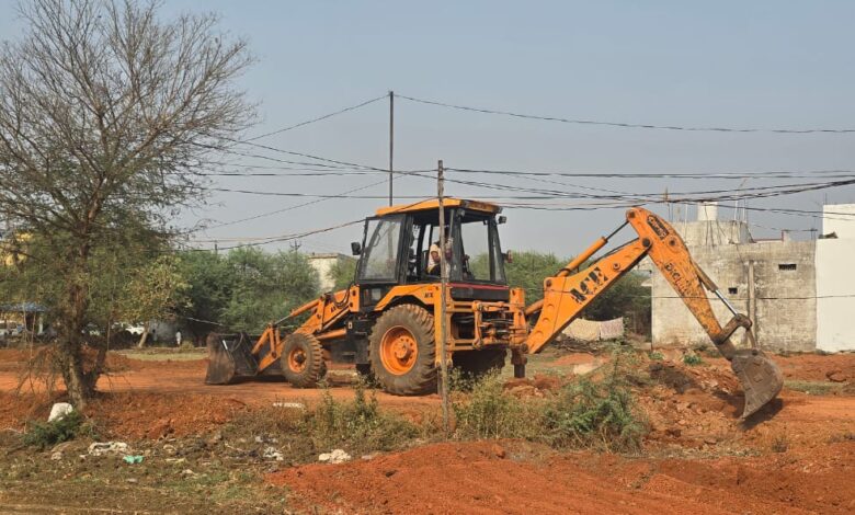 श्रीराम वाटिका के सामने अवैध प्लाटिंग पर चला बुलडोजर श्रीराम वाटिका के सामने अवैध प्लाटिंग पर चला बुलडोजर