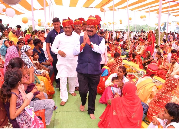 मुख्यमंत्री कन्या सामूहिक विवाह योजना में 192 जोड़ों ने लिए सात फेरे, डिप्टी सीएम हुए शामिल
