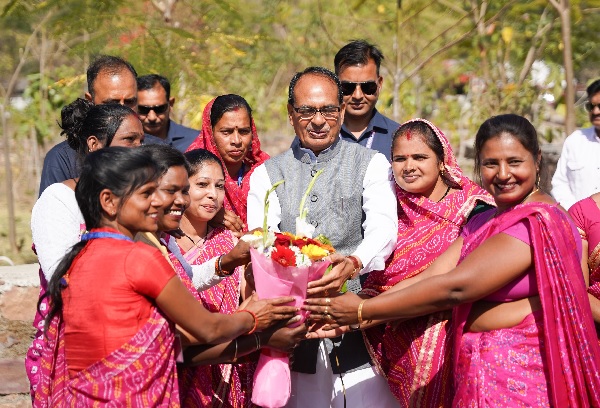 शिवराज सिंह चौहान ने लखपति दीदीयों के साथ पौधरोपण कर किया संवाद