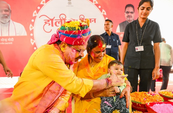 सीएम हाउस में मुख्यमंत्री शर्मा ने आमजन के साथ खेली होली