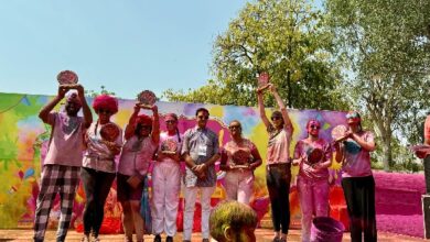 जयपुर की खासाकोठी में विदेशी पर्यटकों ने जमकर खेली होली, देशी गीतों पर किया डांस