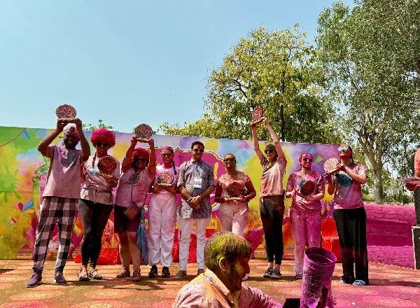 जयपुर की खासाकोठी में विदेशी पर्यटकों ने जमकर खेली होली, देशी गीतों पर किया डांस