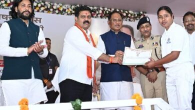 सीएम के हाथों को एसआई में चयनित अभ्यर्थियों को नियुक्ति पत्र सीएम के हाथों को एसआई में चयनित अभ्यर्थियों को नियुक्ति पत्र