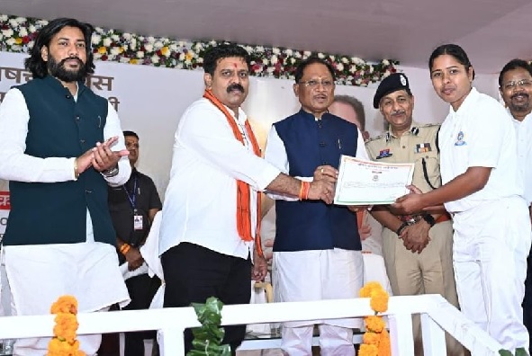 सीएम के हाथों को एसआई में चयनित अभ्यर्थियों को नियुक्ति पत्र