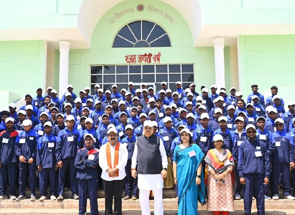 सुकमा के ग्रामीणों ने पहली बार राजधानी का किया भ्रमण, विधानसभा कार्यवाही देखकर हुए उत्साहित