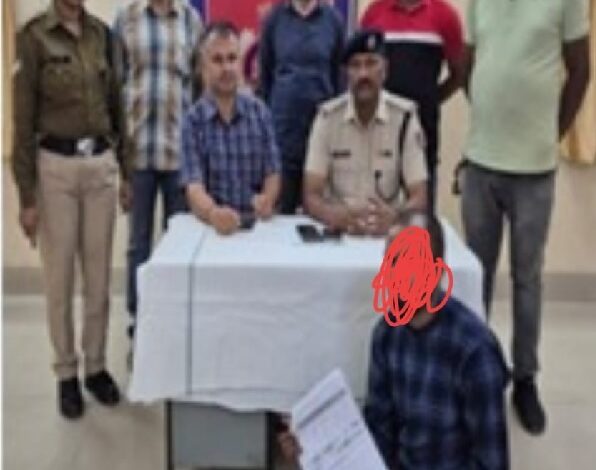 रेलवे का टिकट दलालों पर शिकंजा, अवैध रूप से ई-टिकट बनाकर कर रहे थे व्यापार रेलवे का टिकट दलालों पर शिकंजा, अवैध रूप से ई-टिकट बनाकर कर रहे थे व्यापार