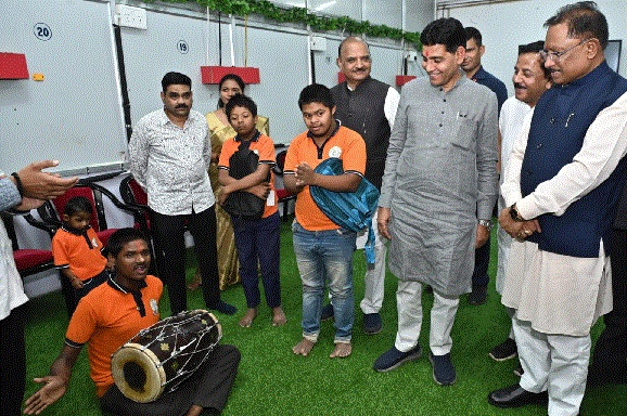 मुख्यमंत्री साय ने किया मनोविकास केंद्र का अवलोकन