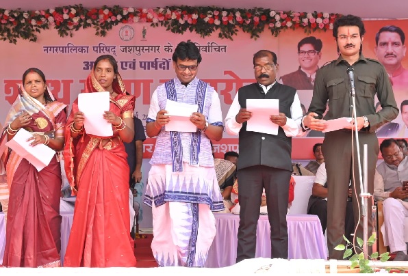 जशपुर नगर पालिका परिषद के नवनिर्वाचित अध्यक्ष और पार्षदों ने लिया शपथ