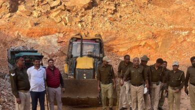 अवैध खनिज गतिविधियों में लिप्त 4 जेसीबी सहित 90 से अधिक वाहन जब्त