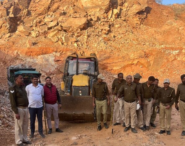 अवैध खनिज गतिविधियों में लिप्त 4 जेसीबी सहित 90 से अधिक वाहन जब्त अवैध खनिज गतिविधियों में लिप्त 4 जेसीबी सहित 90 से अधिक वाहन जब्त