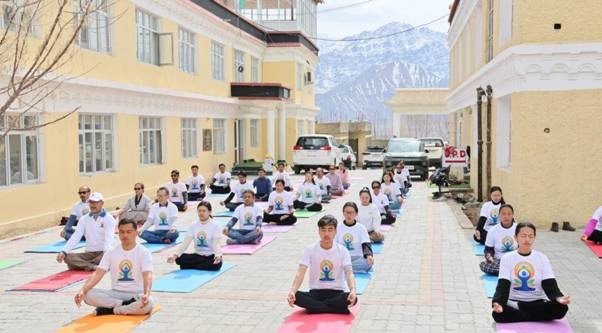 11,562 फीट की ऊंचाई पर योग: राष्ट्रीय सोवा-रिग्पा संस्थान का लेह में विशेष कार्यक्रम