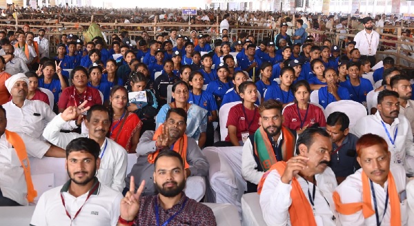 PM को देखने और सुनने पहुंचे युवा, बस्तर ओलंपिक के विजयी प्रतिभागी और लखपति दीदियां