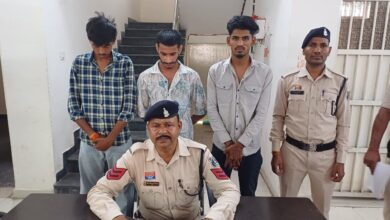 कार की छत में सवार होकर स्टंटिंग, 5300 रुपए जुर्माना