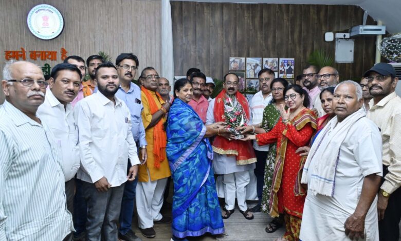 अधिकारियों-कर्मचारियों को वर्षों से लंबित ग्रेच्युटी राशि का भुगतान