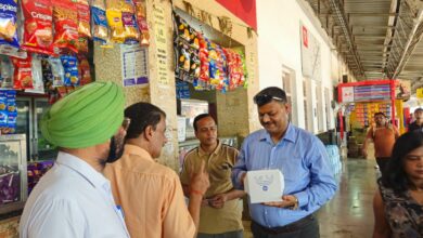 स्टेशन में 4 अनाधिकृत वेंडर पकडे गये, 3 पर लगेज के जुर्माने की कार्रवाई