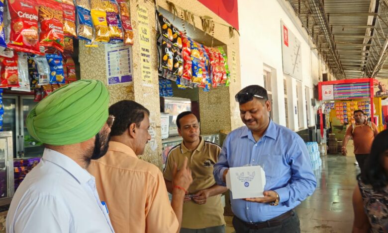 स्टेशन में 4 अनाधिकृत वेंडर पकडे गये, 3 पर लगेज के जुर्माने की कार्रवाई