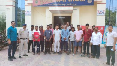 सुबह पहुंची गुंडा-बदमाशों के पास पुलिस, धरे गए कई अपराधी