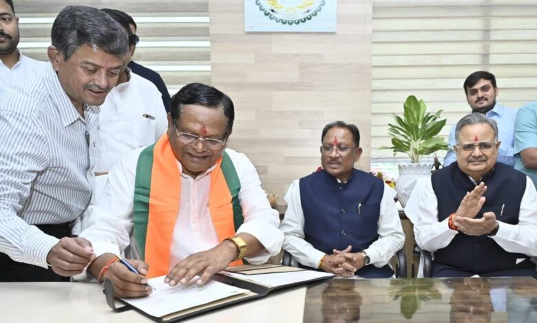 मुख्यमंत्री साय छत्तीसगढ़ राज्य वन विकास निगम के अध्यक्ष रामसेवक पैकरा के पदभार ग्रहण समारोह में हुए शामिल मुख्यमंत्री साय छत्तीसगढ़ राज्य वन विकास निगम के अध्यक्ष रामसेवक पैकरा के पदभार ग्रहण समारोह में हुए शामिल