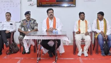 उपमुख्यमंत्री शर्मा ने सुकमा में आत्मसमर्पित नक्सलियों से की चर्चा: राज्य शासन की समस्त योजनाओं के लाभ दिलाने के दिए निर्देश