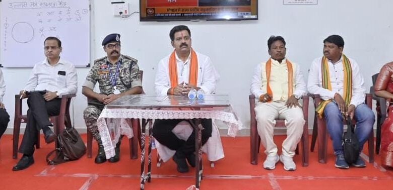 उपमुख्यमंत्री शर्मा ने सुकमा में आत्मसमर्पित नक्सलियों से की चर्चा: राज्य शासन की समस्त योजनाओं के लाभ दिलाने के दिए निर्देश