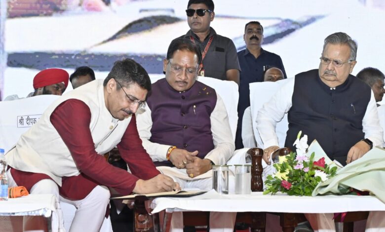 सीजीएमएससी के नए अध्यक्ष दीपक म्हस्के ने संभाला पदभार, मुख्यमंत्री ने दी शुभकामनाएं सीजीएमएससी के नए अध्यक्ष दीपक म्हस्के ने संभाला पदभार, मुख्यमंत्री ने दी शुभकामनाएं