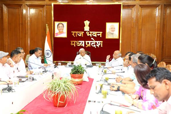 सिकल सेल औषधियां विशेष पिछड़ी जनजातीय क्षेत्रों की मोबाइल मेडिकल यूनिट में उपलब्ध हो : राज्यपाल पटेल