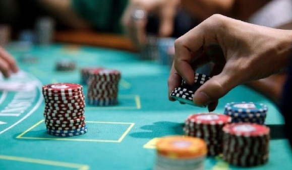 होटल शुभ पैलेस में रेड, 11 जुआरी दबोचे गए