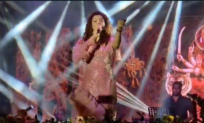 कुदरगढ़ महोत्सव: बॉलीवुड के साथ छत्तीसगढ़ी कलाकारों ने बांधा समां कुदरगढ़ महोत्सव: बॉलीवुड के साथ छत्तीसगढ़ी कलाकारों ने बांधा समां