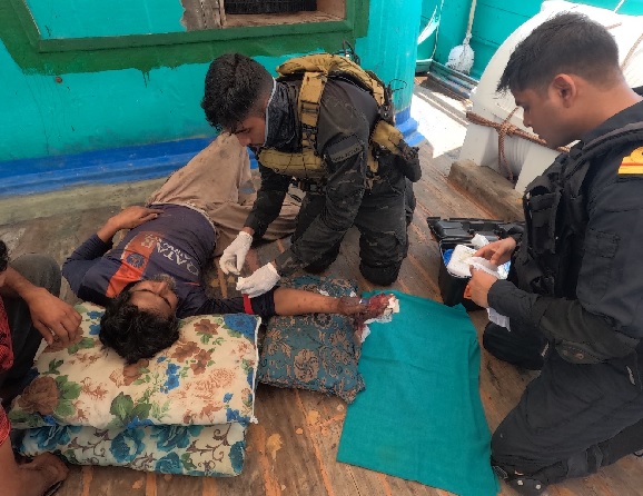 आईएनएस त्रिकंद ने मध्य अरब सागर में महत्वपूर्ण चिकित्सा सहायता प्रदान की