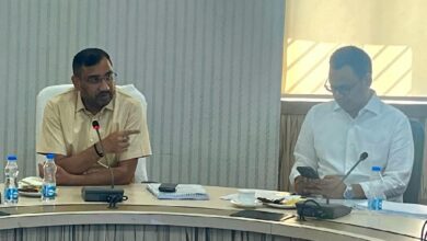 सचिव डॉ. बसवराजु एस. ने देरी व लापरवाही पर जताई नाराजगी, अधिकारियों और एजेंसियों को लगाई फटकार सचिव डॉ. बसवराजु एस. ने देरी व लापरवाही पर जताई नाराजगी, अधिकारियों और एजेंसियों को लगाई फटकार