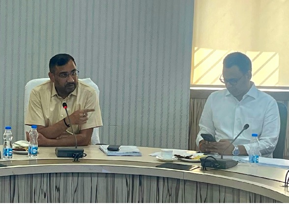 सचिव डॉ. बसवराजु एस. ने देरी व लापरवाही पर जताई नाराजगी, अधिकारियों और एजेंसियों को लगाई फटकार