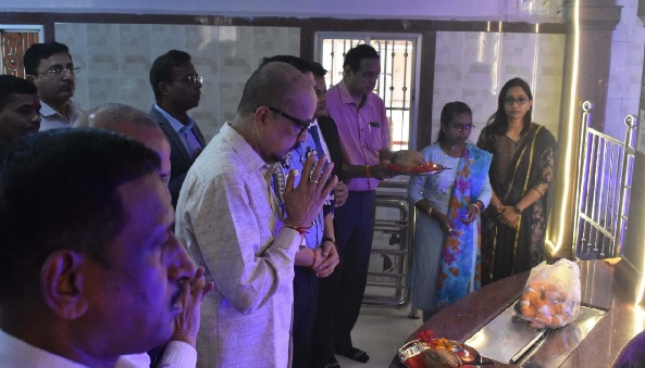 राज्यपाल रमेन डेका ने माँ गंगा मैय्या की पूजा-अर्चना कर राज्य की सुख, समृद्धि की कामना की