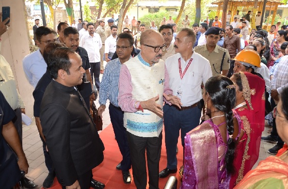 राज्यपाल रमेन डेका ने रायपुर के विकास कार्यों की समीक्षा, ट्रैफिक, पानी और नशे की समस्या के समाधान पर जोर राज्यपाल रमेन डेका ने रायपुर के विकास कार्यों की समीक्षा, ट्रैफिक, पानी और नशे की समस्या के समाधान पर जोर