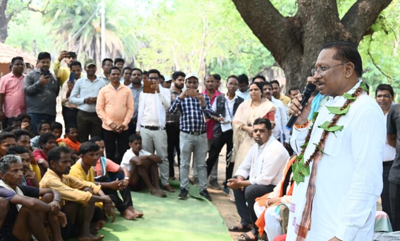 मुख्यमंत्री साय ने दंतेवाड़ा के अंतिम गांव में पहुंचे, इमली के पेड़ नीचे सुनी समस्याएं