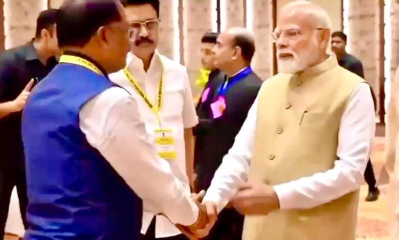 नीति आयोग की बैठक में दिखी आत्मीयता: जब PM मोदी ने CM साय का थामा हाथ और कहा – छत्तीसगढ़ की बात अभी बाकी है