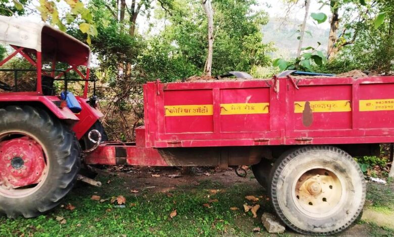 कोयला के अवैध परिवहन के मामले में ट्रैक्टर जब्त कोयला के अवैध परिवहन के मामले में ट्रैक्टर जब्त