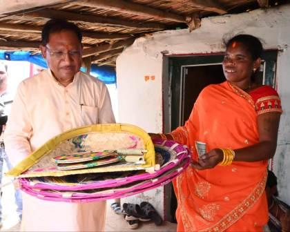 सीएम ने कमार बस्ती में बांस शिल्प को सराहा: परिवार में शादी के लिए स्वयं खरीदे पर्रा, धुकना और सुपा सीएम ने कमार बस्ती में बांस शिल्प को सराहा: परिवार में शादी के लिए स्वयं खरीदे पर्रा, धुकना और सुपा