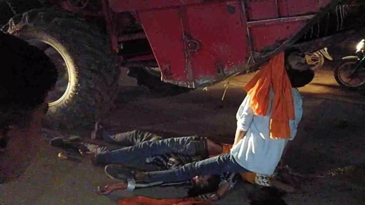 दर्दनाक सड़क हादसा : बाइक और हार्वेस्टर के बीच जबरदस्त भिड़ंत, तीन मौत दर्दनाक सड़क हादसा : बाइक और हार्वेस्टर के बीच जबरदस्त भिड़ंत, तीन मौत
